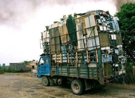 Camion remplit de matriel informatique