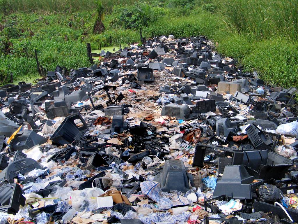 Tas de pc dans un marais
